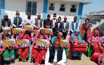 बैतडीको पाटन ८ मा सम्मान स्वरुप जेष्ठ नागरिकलाई कम्बल 